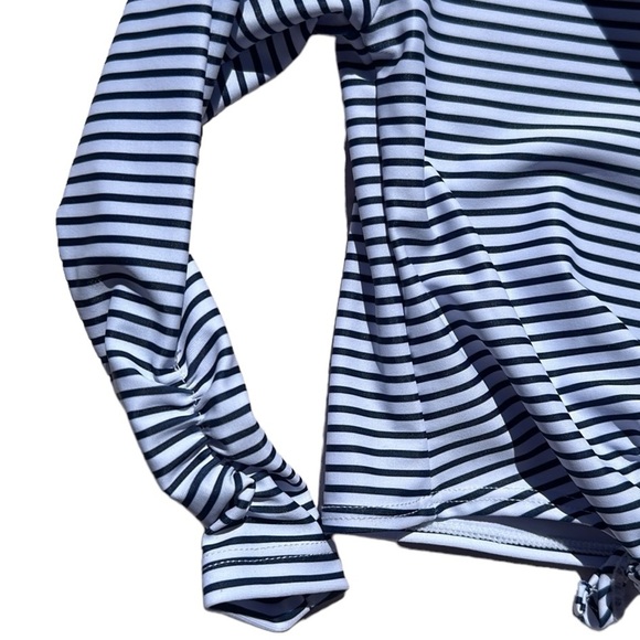 NWT Snapper Rock Rashguard Top
Long Sleeve Navy White stripe 3-6 months UPF 50+ - Picture 3 of 7